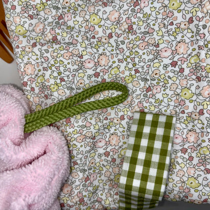 Détail imprimé Liberty Sage Fleuri vert sur pochette artisanale Colette, coton certifié Oeko-Tex
