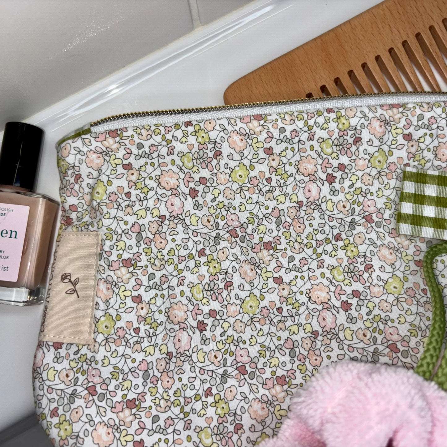 Pochette zippée Colette Sage Fleuri artisanale fait main en France, Liberty vert et doublure vichy assortie
