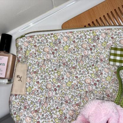 Pochette zippée Colette Sage Fleuri artisanale fait main en France, Liberty vert et doublure vichy assortie
