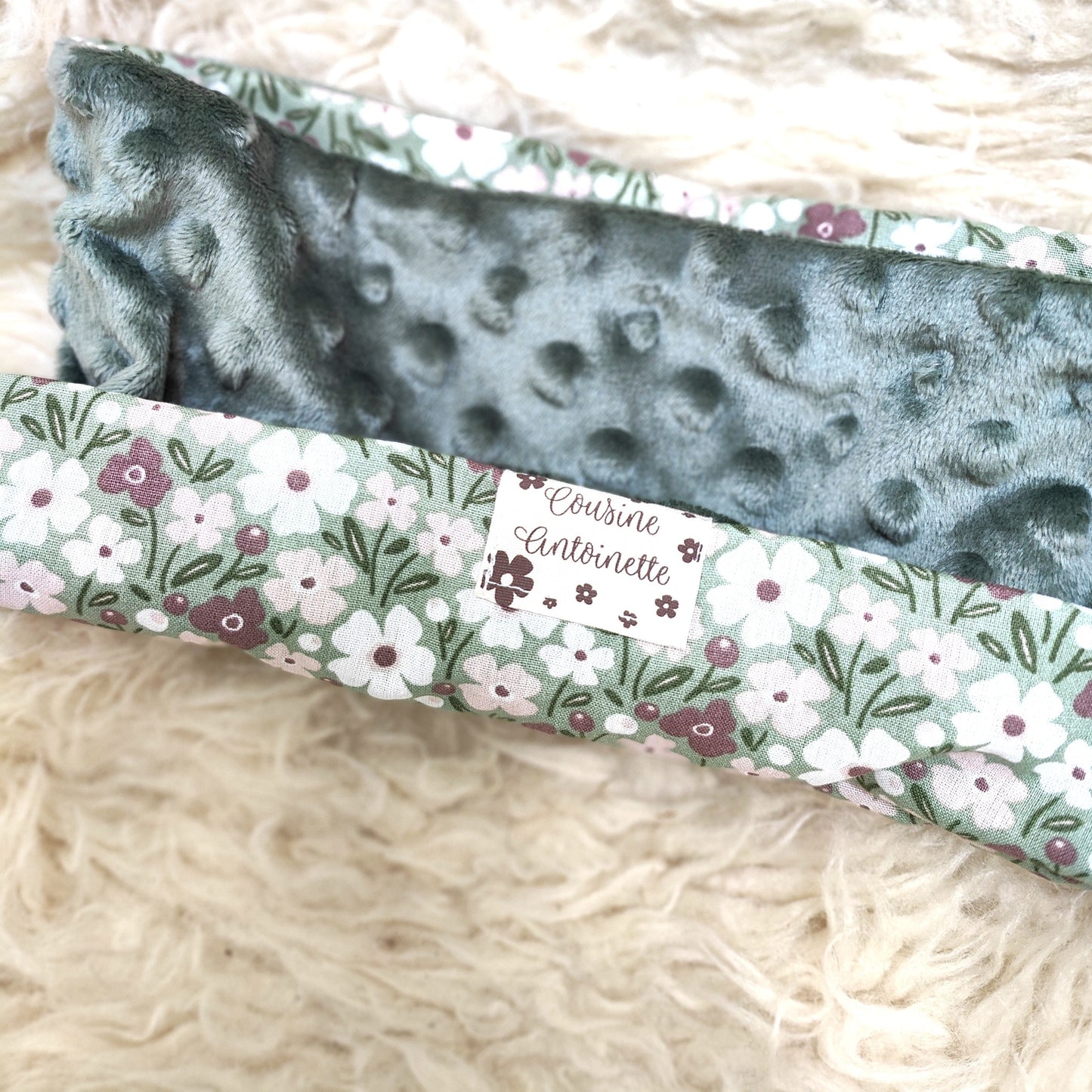 Snood Amande porté par un enfant, confort et chaleur pour l'hiver
