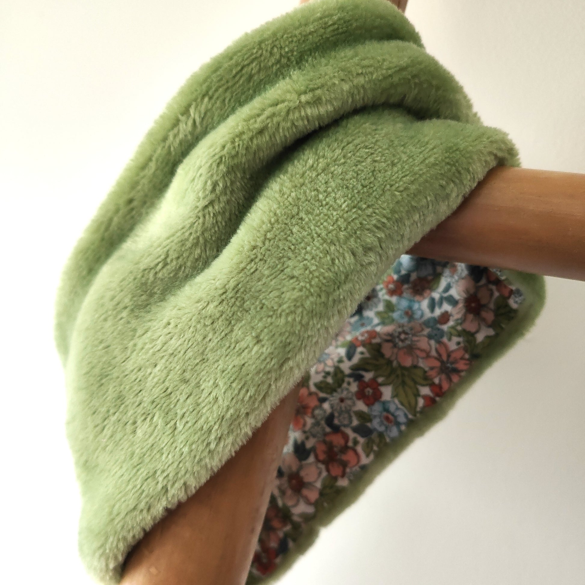 Snood enfant Arty en éponge bambou douce, motif artistique
