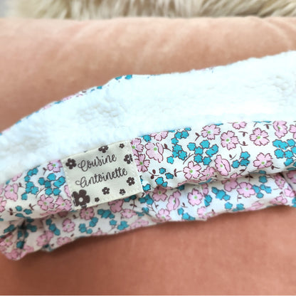 Snood Pervenche porté par un enfant, confort et chaleur pour l'hiver
