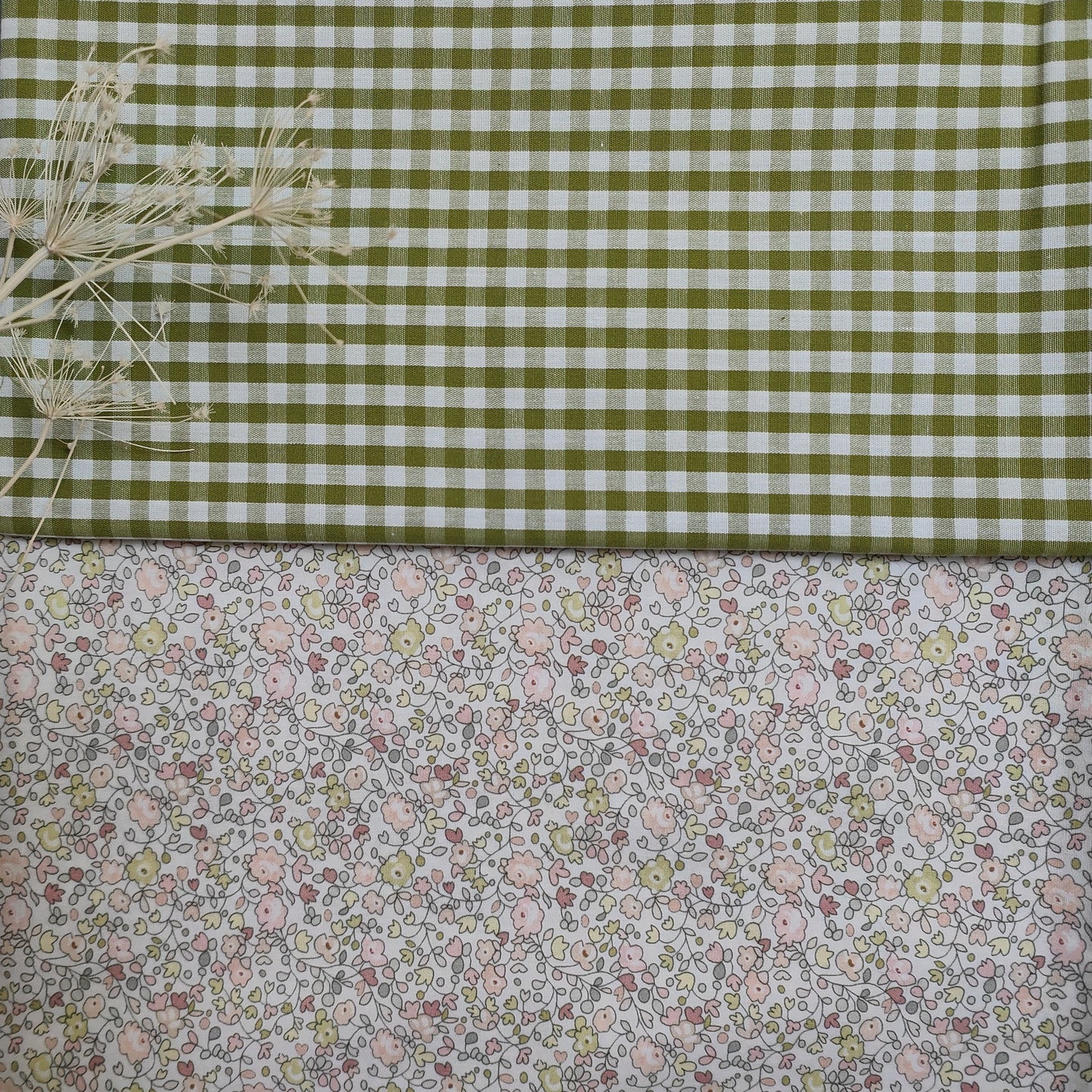Duo de tissus Sage Fleuri - Vichy vert olive et Liberty fleuri fond écru pour housse de livre personnalisable - Cousine Antoinette
