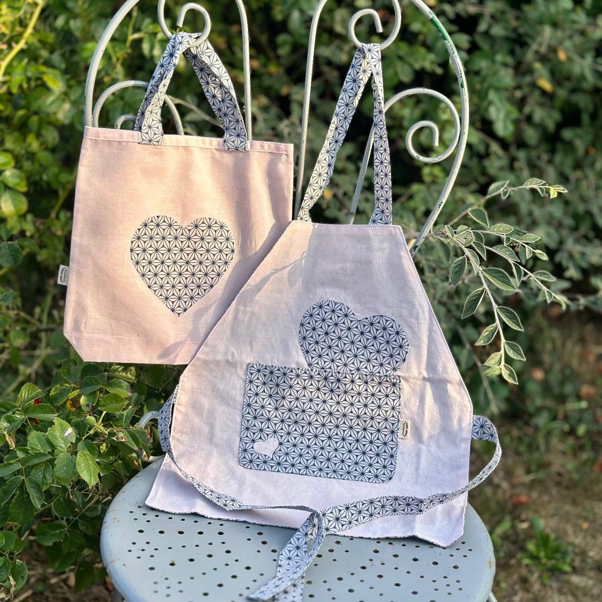 
Tablier enfant motif Cœur - Réversible en coton Oeko-Tex
