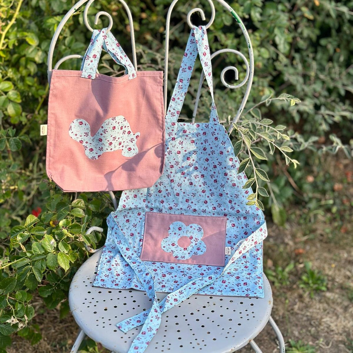 Sac tote Fleurette de Cousine Antoinette avec motif floral coloré, vue de face sur un fond neutre.
