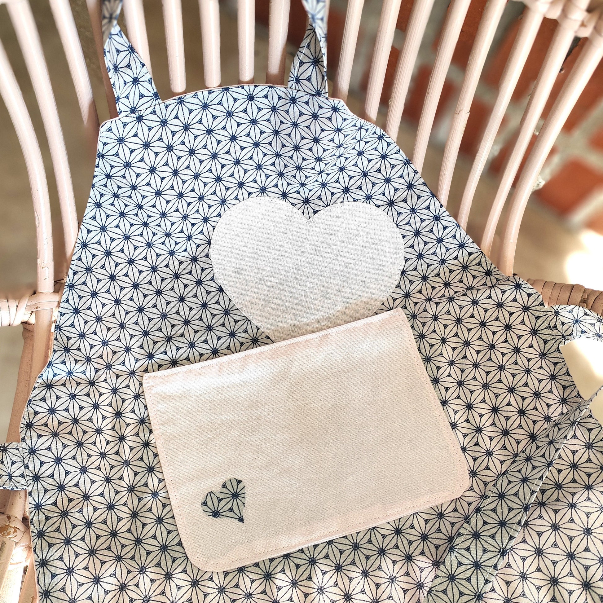 
Tablier enfant motif Cœur - Réversible en coton Oeko-Tex
