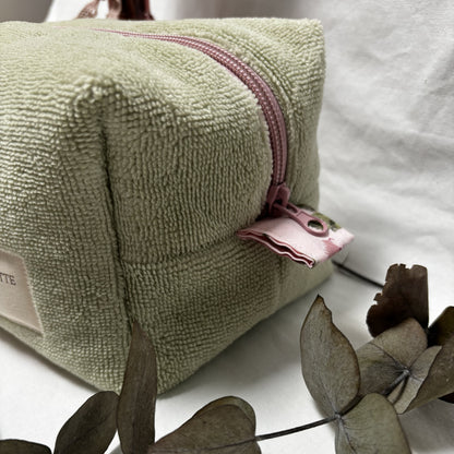 Trousse de toilette Cousine Antoinette Cocon en tissu amande avec fermeture éclair et détails élégants.