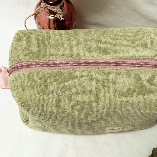 Trousse de toilette Cousine Antoinette Cocon en tissu amande avec fermeture éclair, design élégant et pratique pour voyager