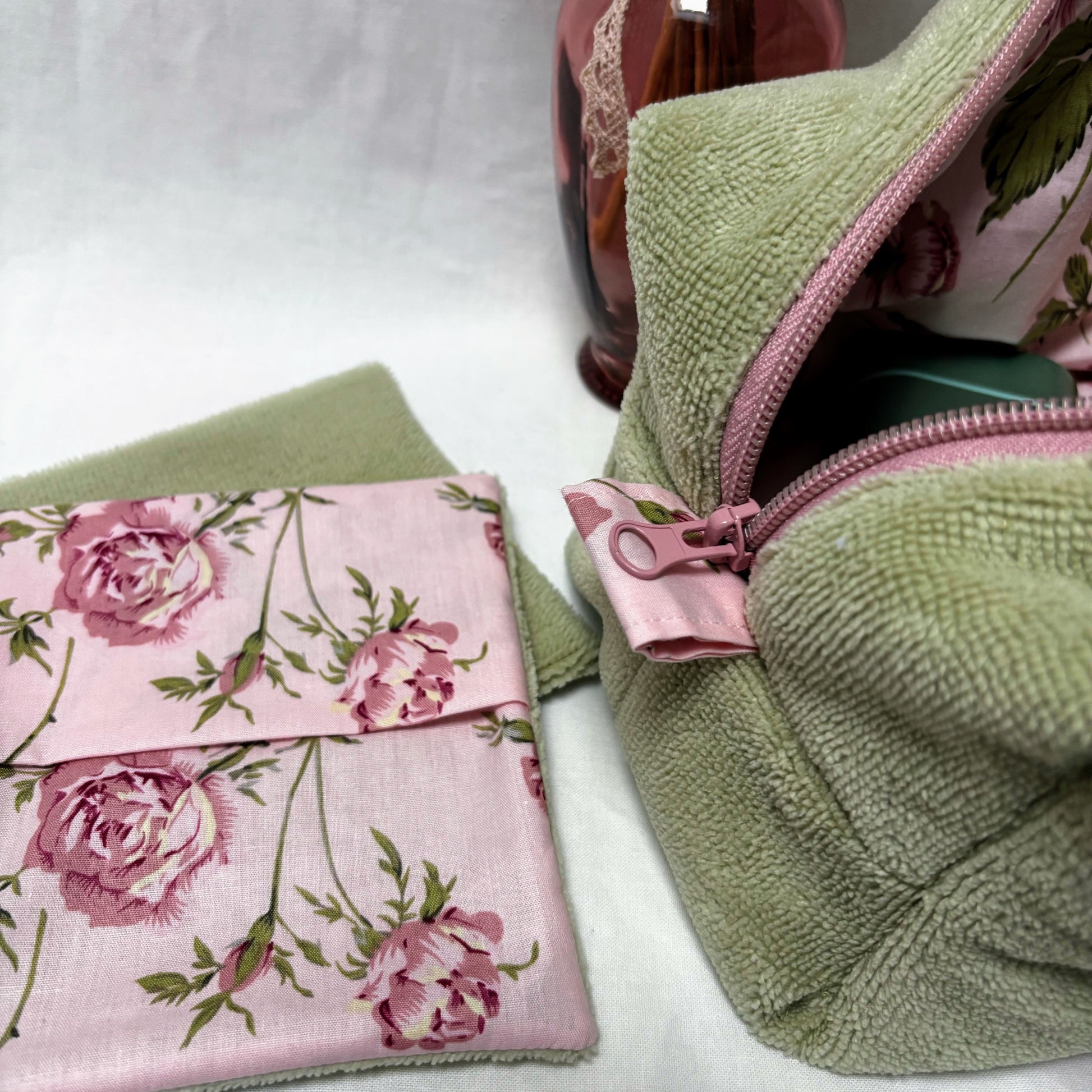 Barbouillette Cousine Antoinette Cocon Amande dans une trousse de toilette pour soin du visage et corps.