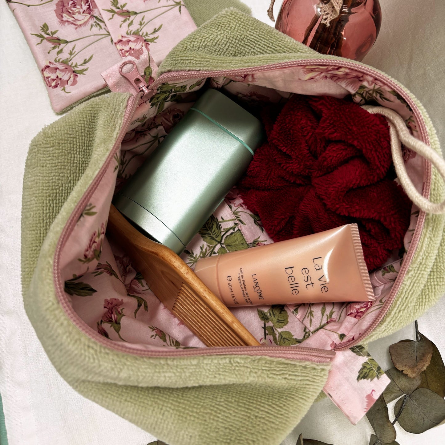 Trousse de toilette Cousine Antoinette Cocon en tissu amande, poche zippée et design élégant pour accessoires de beauté.