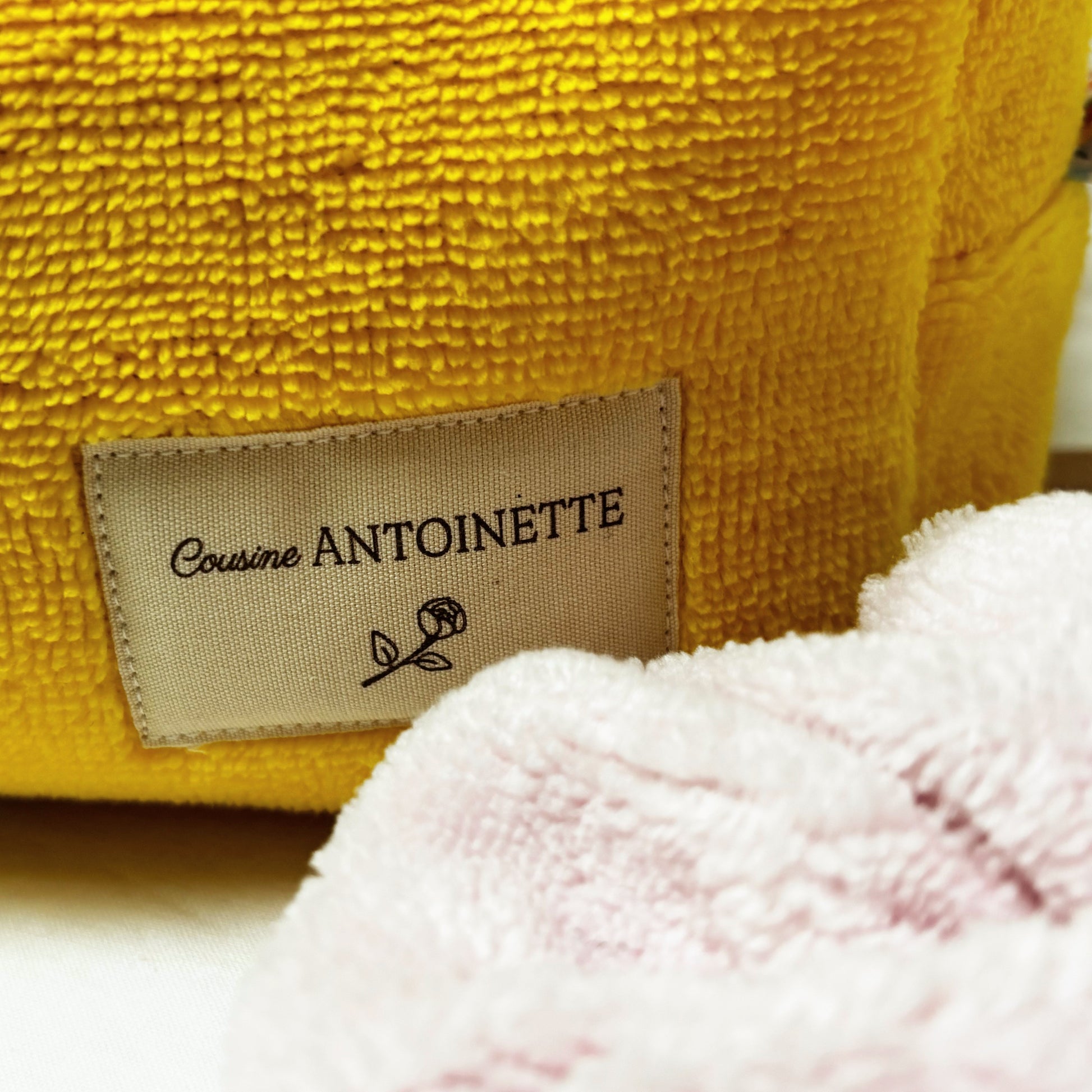 Trousse de toilette Cocon Canari de la marque Cousine Antoinette, sac de rangement élégant avec motif coloré et fermeture éclair.
