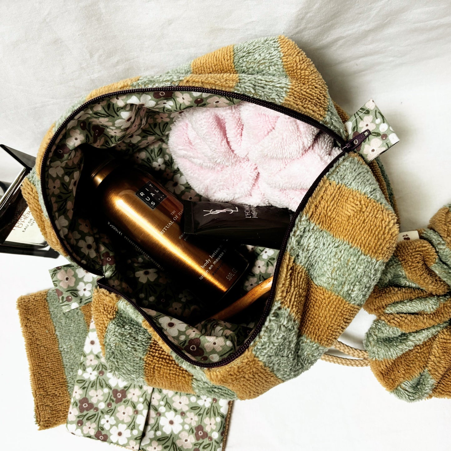 Trousse de toilette en chanvre Cocon de la marque Cousine Antoinette, avec fermeture zippée et design écologique.
