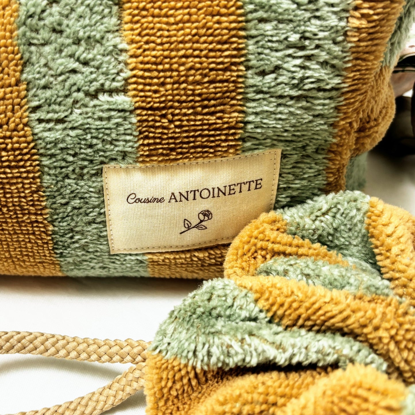 Trousse de toilette en chanvre Cocon de Cousine Antoinette, écologique et élégante, avec fermeture éclair et compartiments intérieurs.