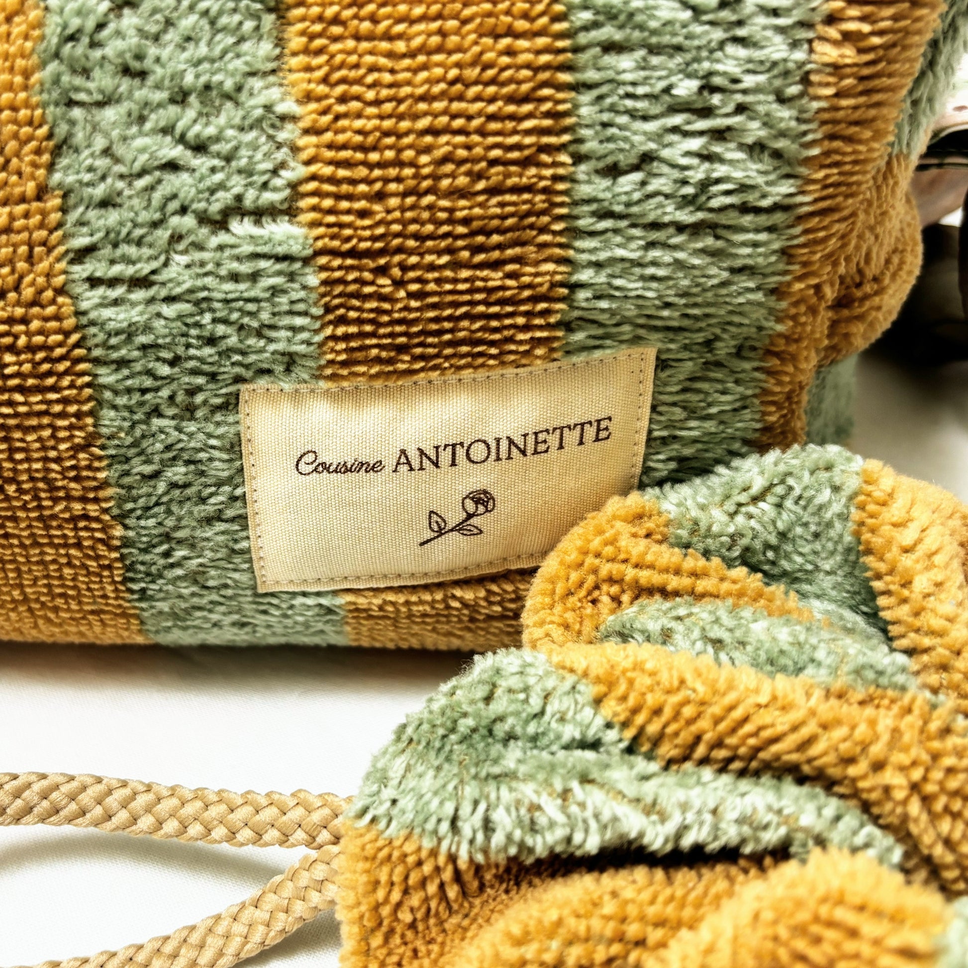Trousse de toilette en chanvre Cocon de Cousine Antoinette, écologique et élégante, avec fermeture éclair et compartiments intérieurs.