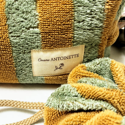 Trousse de toilette en chanvre Cocon de Cousine Antoinette, écologique et élégante, avec fermeture éclair et compartiments intérieurs.