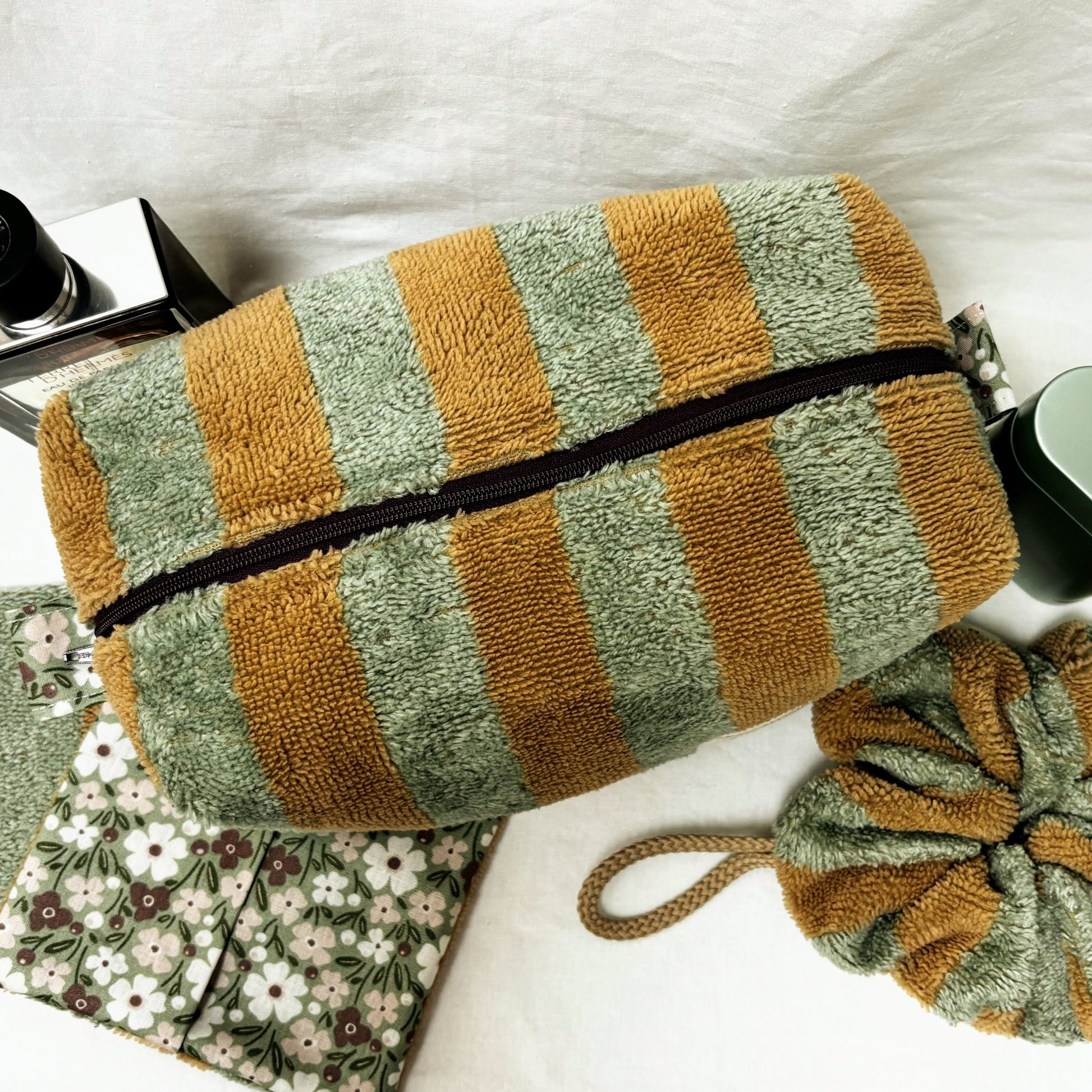 Trousse de toilette Cocon en chanvre de la marque Cousine Antoinette, tissu écologique, fermeture éclair et compartiments intérieurs.