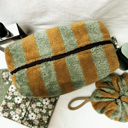 Trousse de toilette Cocon en chanvre de la marque Cousine Antoinette, tissu écologique, fermeture éclair et compartiments intérieurs.