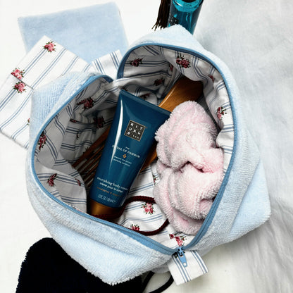 Trousse de toilette Cocon Nuage de la marque Cousine Antoinette, en tissu doux avec motif nuage blanc et bleu.