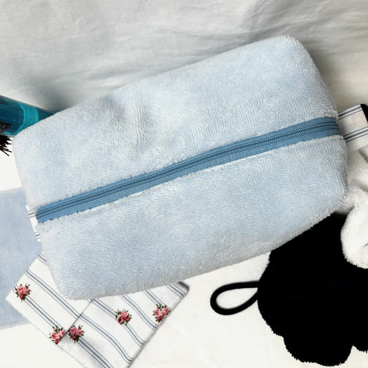 Trousse de toilette Cousine Antoinette Cocon Nuage en tissu doux avec fermeture éclair gris clair, idéale pour voyager.