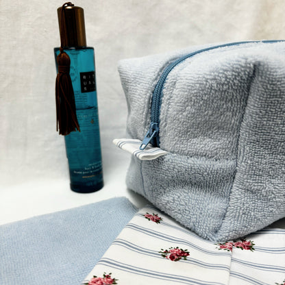 Trousse de toilette Cocon Nuage de Cousine Antoinette, sac de rangement en tissu doux et élégant pour accessoires de voyage.