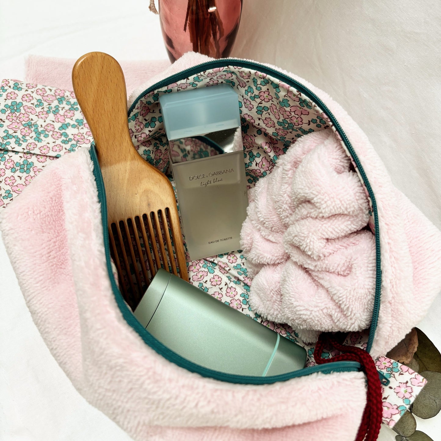 Trousse de toilette coussin Cocon Pétale de la marque Cousine Antoinette, en tissu doux avec motif floral délicat.