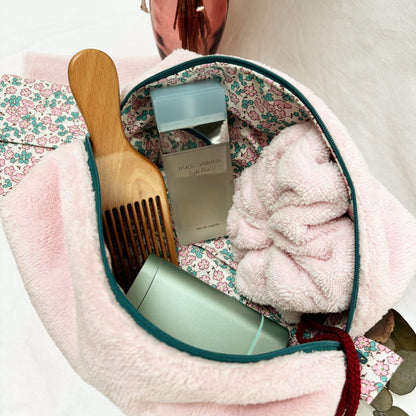 Trousse de toilette coussin Cocon Pétale de la marque Cousine Antoinette, en tissu doux avec motif floral délicat.