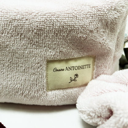Trousse de toilette Cocon Pétale de Cousine Antoinette, en tissu doux avec motif floral, idéale pour ranger accessoires de beauté.