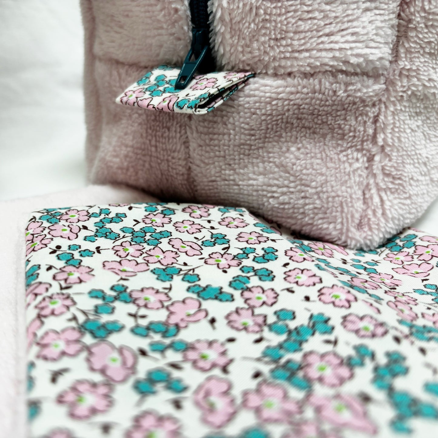 Trousse de toilette Barbouillette Cocon Pétale de la marque Cousine Antoinette, avec motif floral en coton doux.