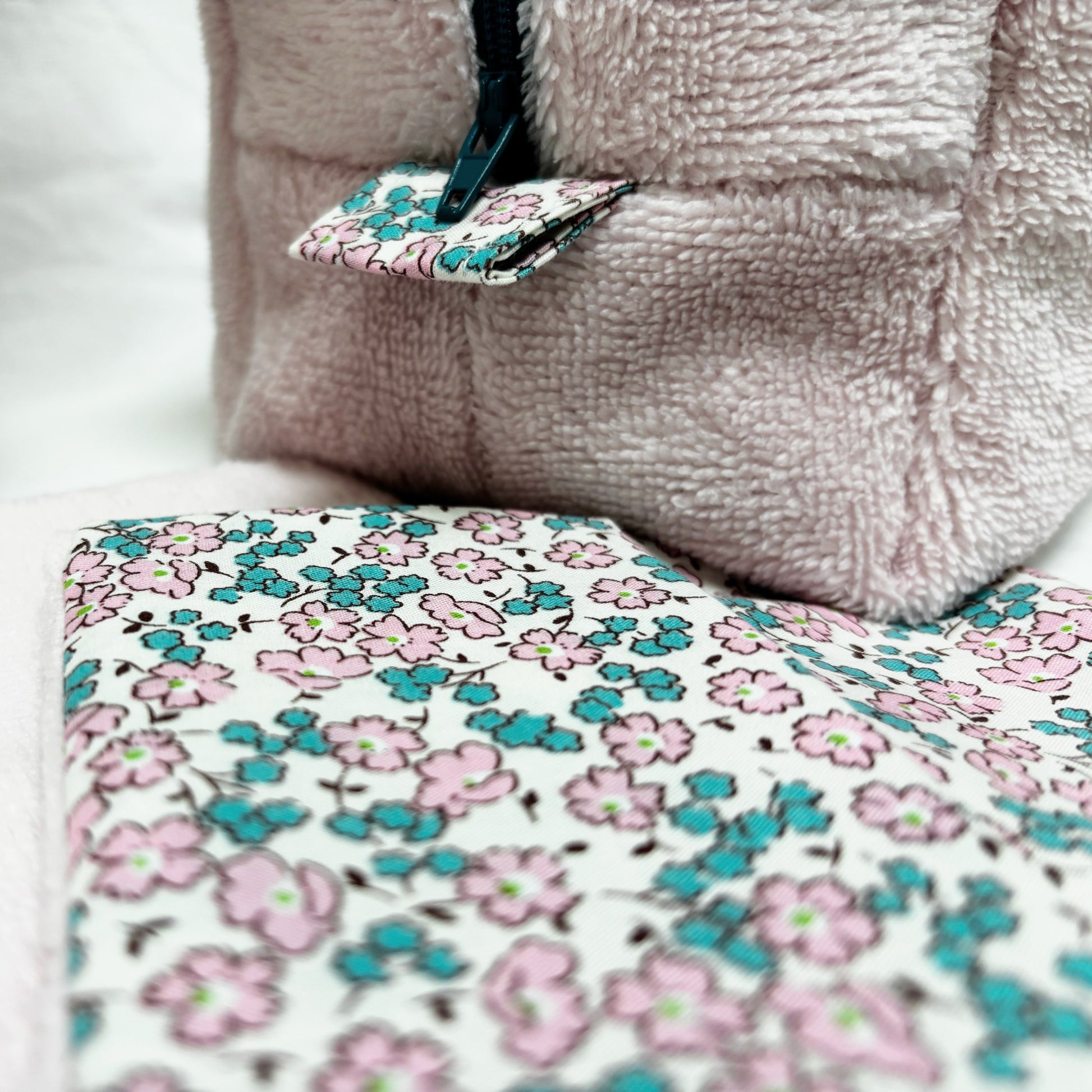 Trousse de toilette Barbouillette Cocon Pétale de la marque Cousine Antoinette, avec motif floral en coton doux.