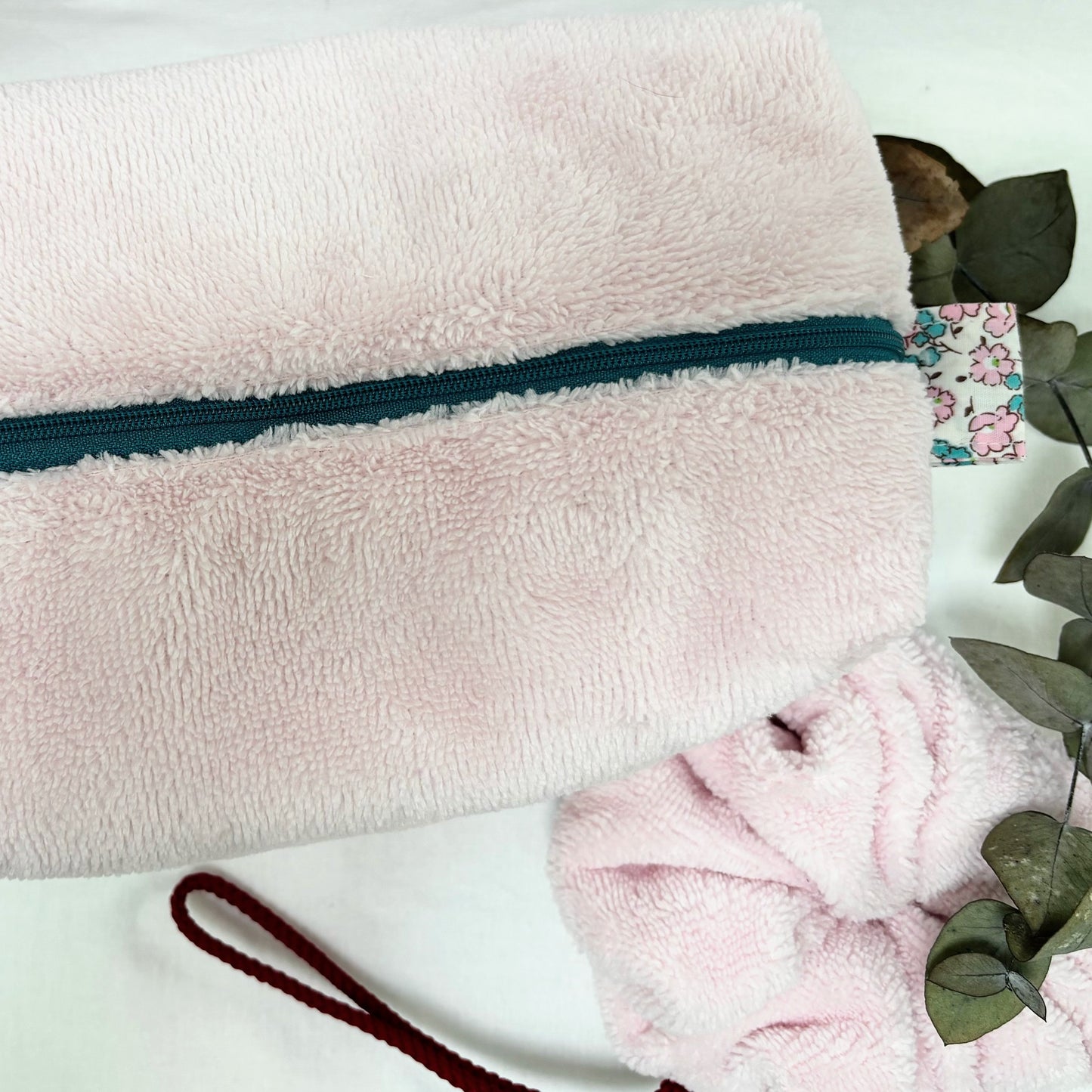 Trousse de toilette Cocon Pétale de Cousine Antoinette avec motif floral en tissu coloré, idéale pour ranger accessoires de beauté.
