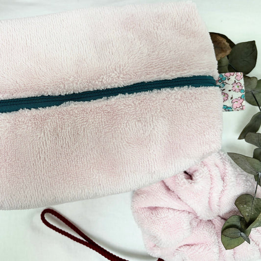 Trousse de toilette Cocon Pétale de Cousine Antoinette avec motif floral en tissu coloré, idéale pour ranger accessoires de beauté.