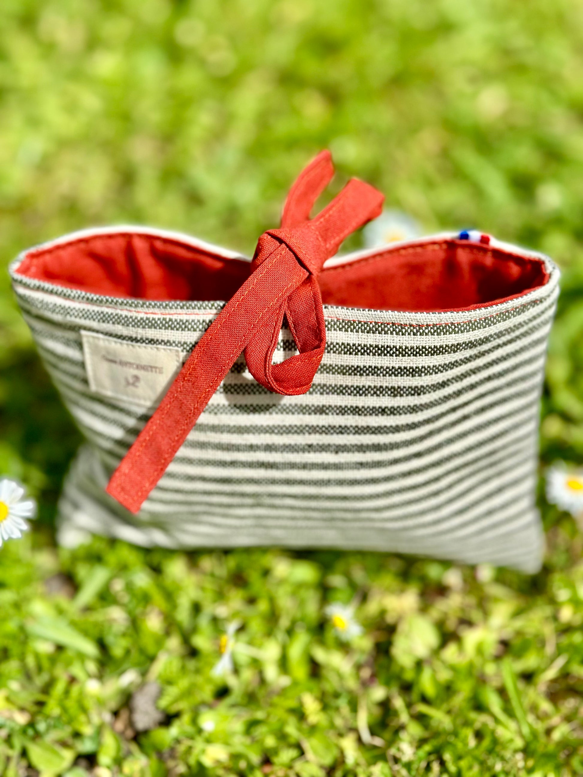 Pochette plate Deauville Safran ouverte – doublure coton terracotta, fermeture à nouettes assortie, fabriquée en France – Cousine Antoinette
