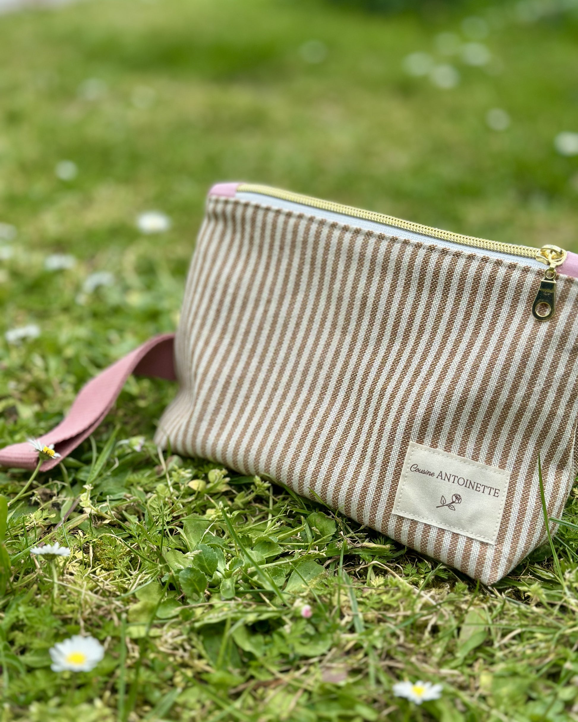 Trousse zippée Deauville Blush fermée – coton rayé Oeko-Tex, étiquette Cousine Antoinette, fabriquée en France
