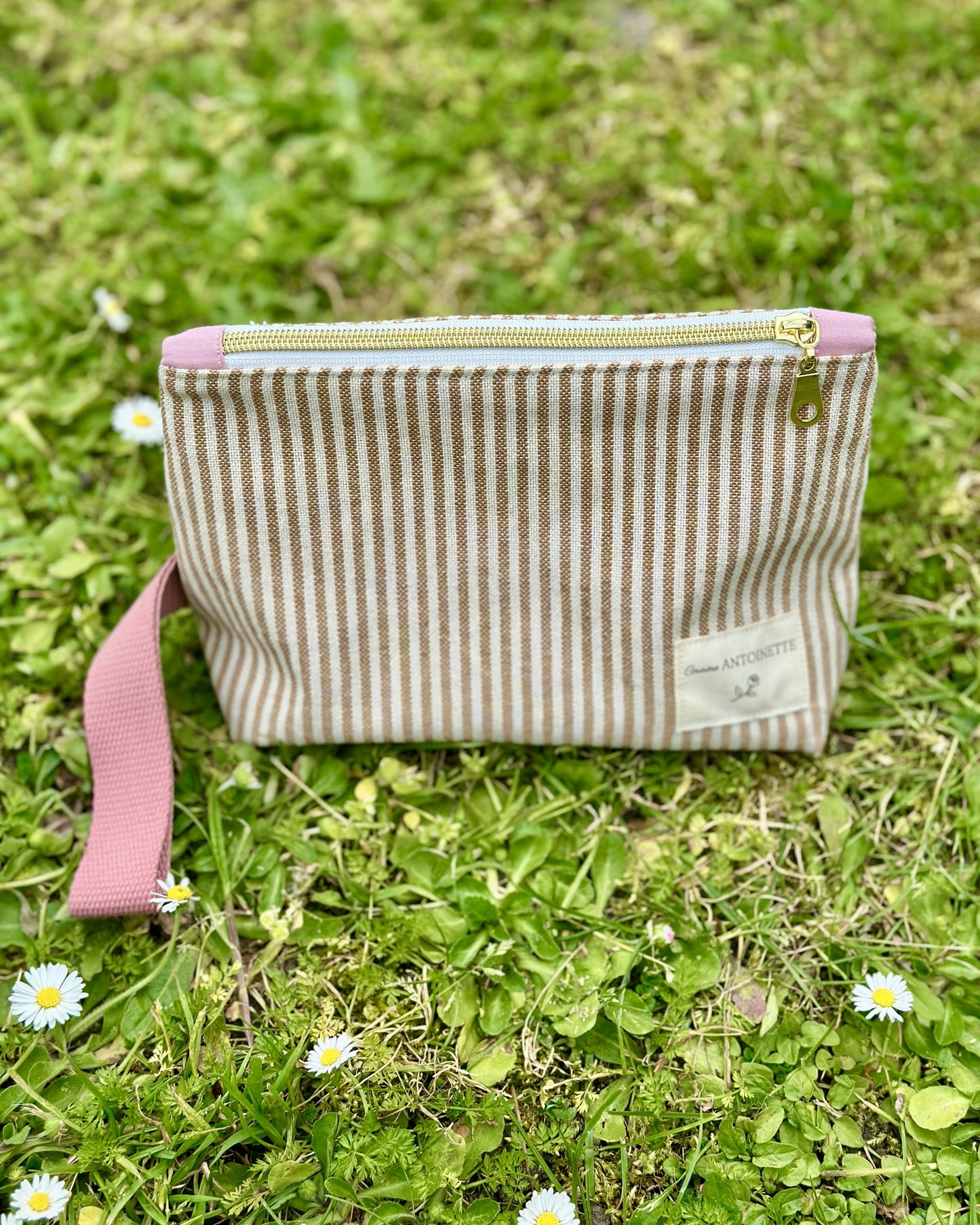 Ensemble Deauville Évasion Blush de Cousine Antoinette avec trousse zipée rose poudré, élégant et pratique.