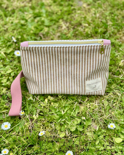 Ensemble Deauville Évasion Blush de Cousine Antoinette avec trousse zipée rose poudré, élégant et pratique.