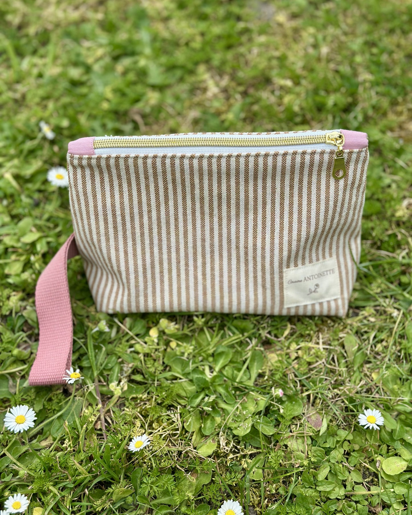 Trousse zippée Deauville Blush fermée – coton rayé Oeko-Tex, étiquette Cousine Antoinette, languette blush, fermeture dorée – fabriquée en France
