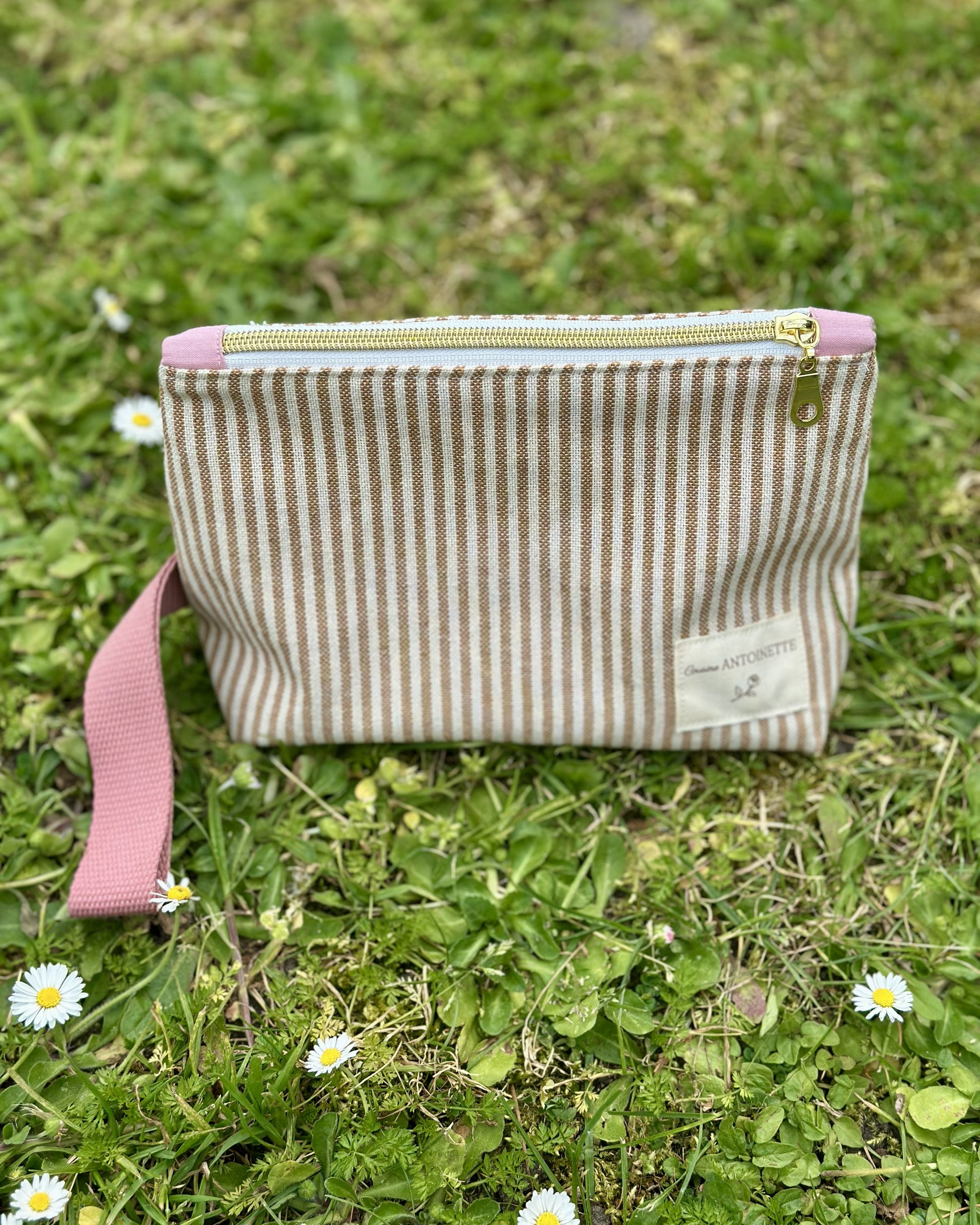 Trousse zippée Deauville Blush fermée – coton rayé Oeko-Tex, étiquette Cousine Antoinette, languette blush, fermeture dorée – fabriquée en France

