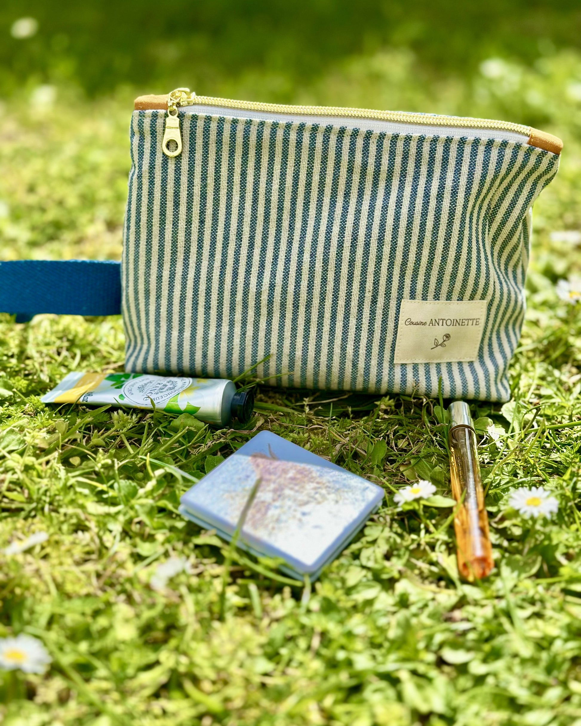 Trousse zippée Deauville Curry avec ses essentiels – miroir de poche, soin, parfum – coton rayé artisanal
