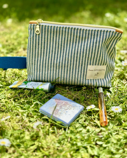 Trousse zippée Deauville Curry avec ses essentiels – miroir de poche, soin, parfum – coton rayé artisanal
