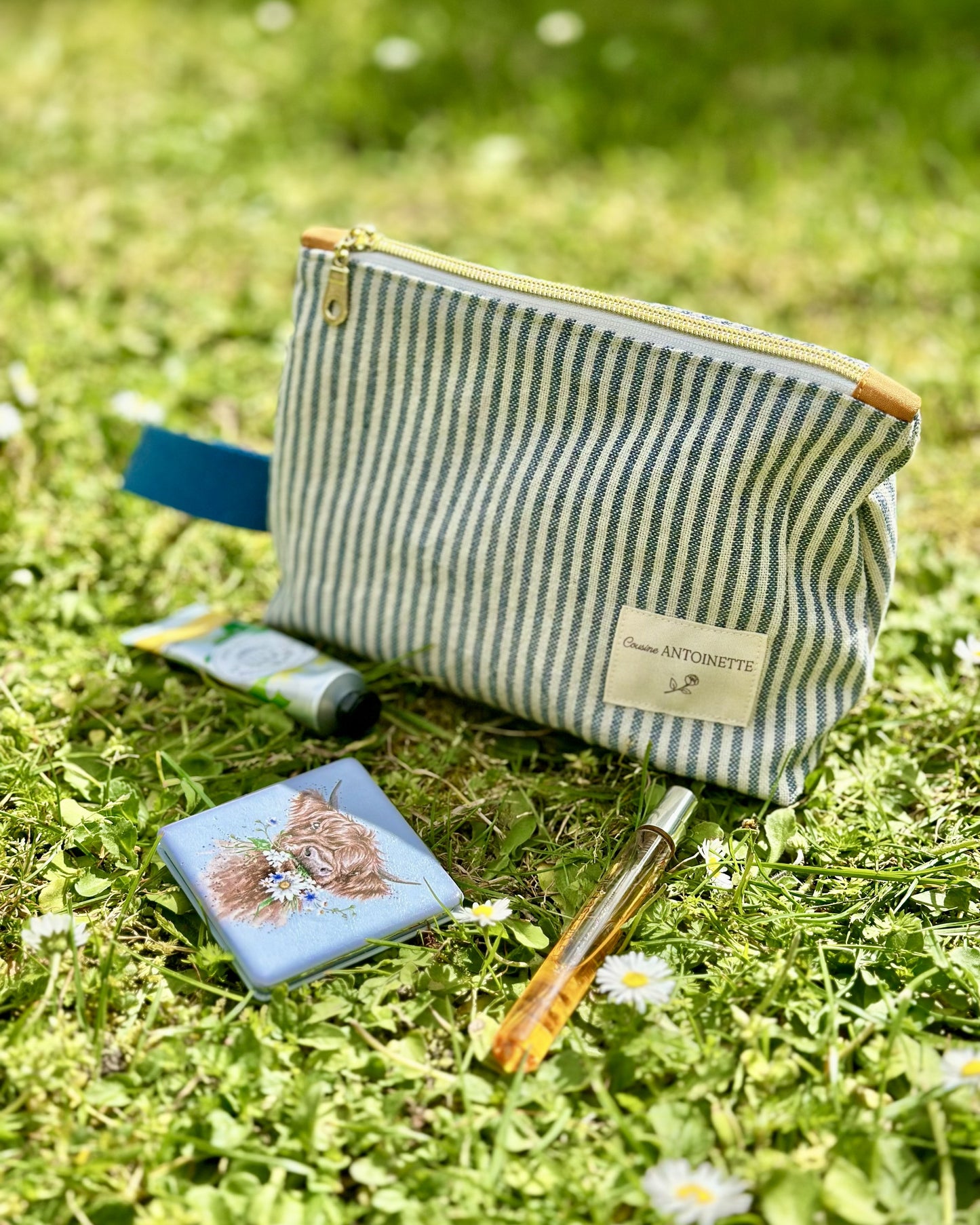 Trousse zippée Deauville Curry fermée – coton rayé Oeko-Tex, étiquette Cousine Antoinette, fabriquée en France
