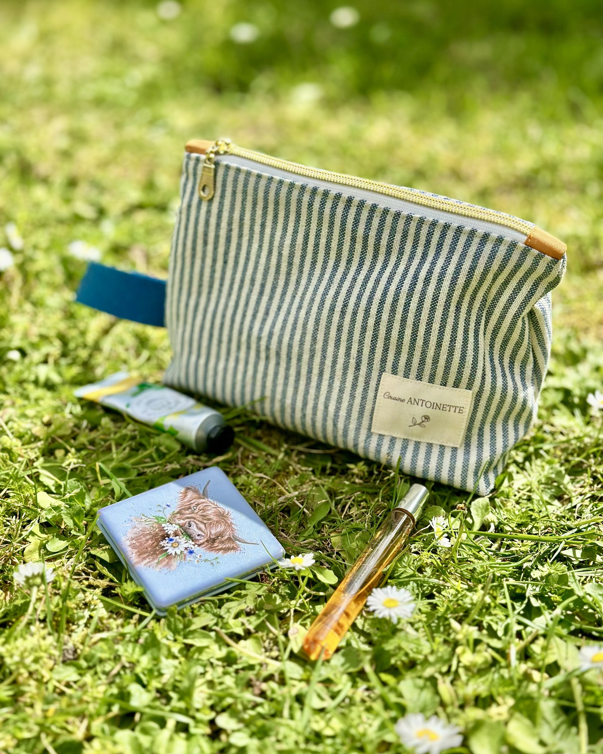 Trousse zippée Deauville Curry fermée – coton rayé Oeko-Tex, étiquette Cousine Antoinette, fabriquée en France

