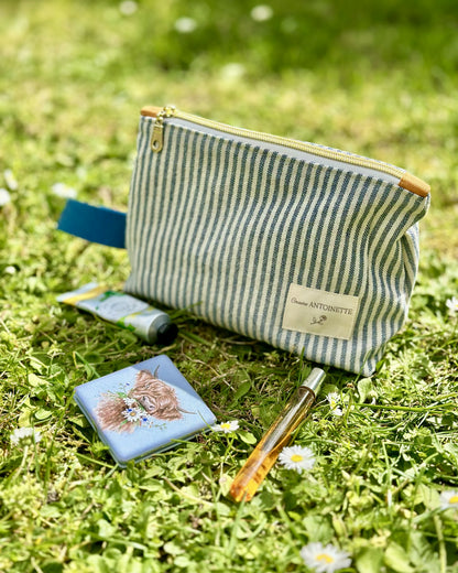 Trousse zippée Deauville Curry fermée – coton rayé Oeko-Tex, étiquette Cousine Antoinette, fabriquée en France
