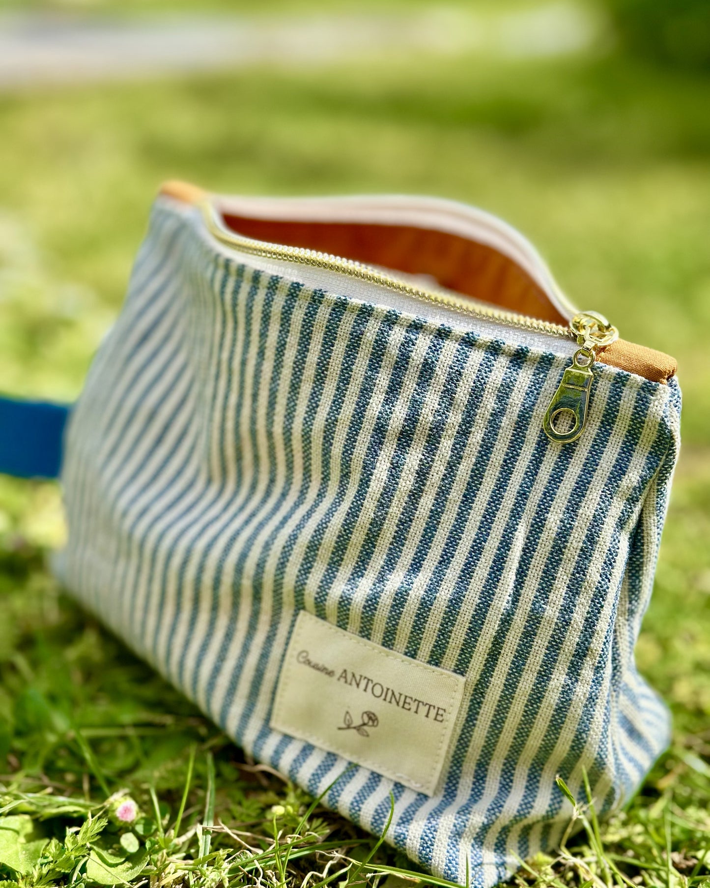 Trousse zippée Deauville Curry vue du dessus ouverte – doublure curry, essentiels du quotidien – série limitée Cousine Antoinette
