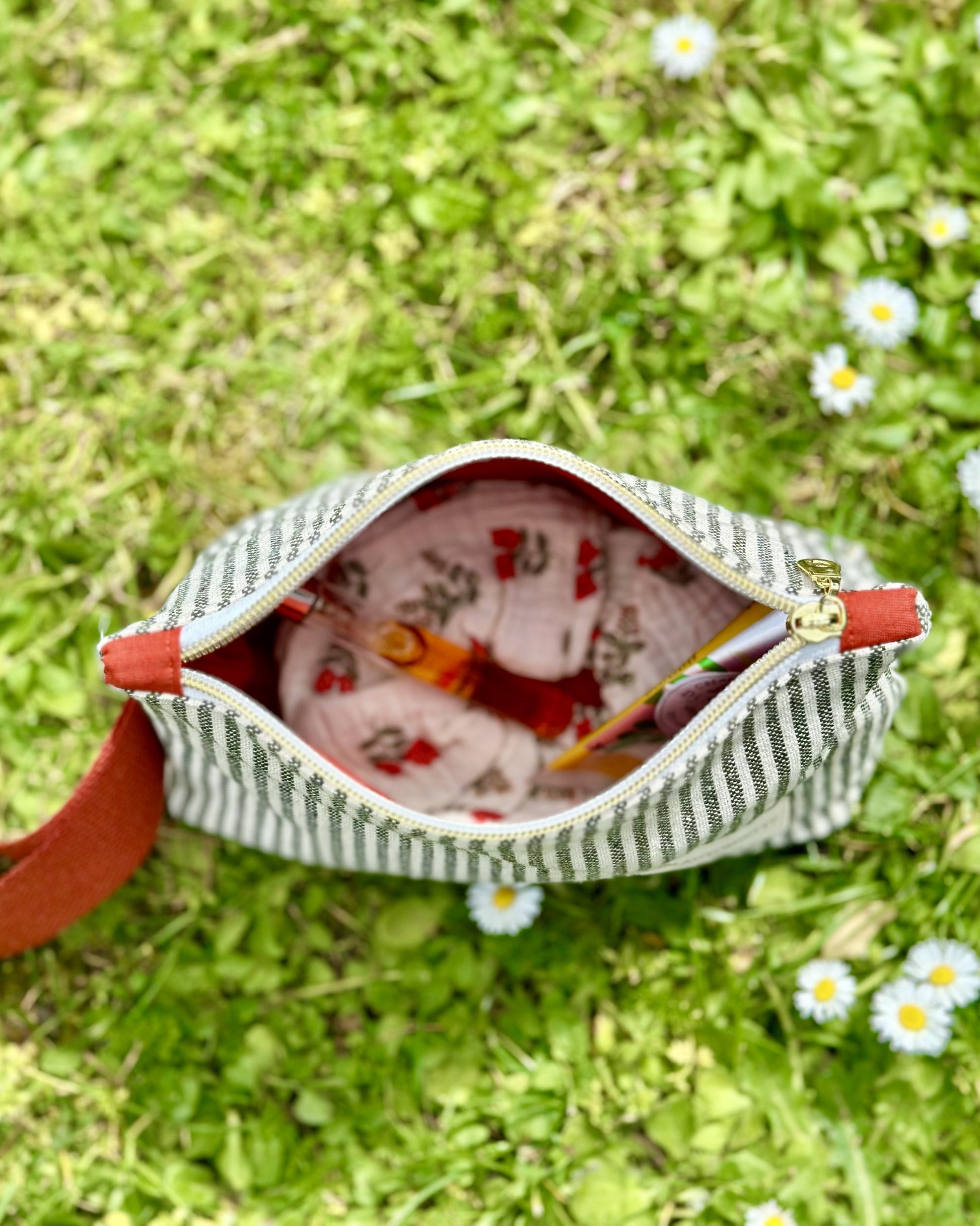 Trousse zippée Deauville Safran – coton Oeko-Tex rayé, série limitée, cousue main en France – Cousine Antoinette

