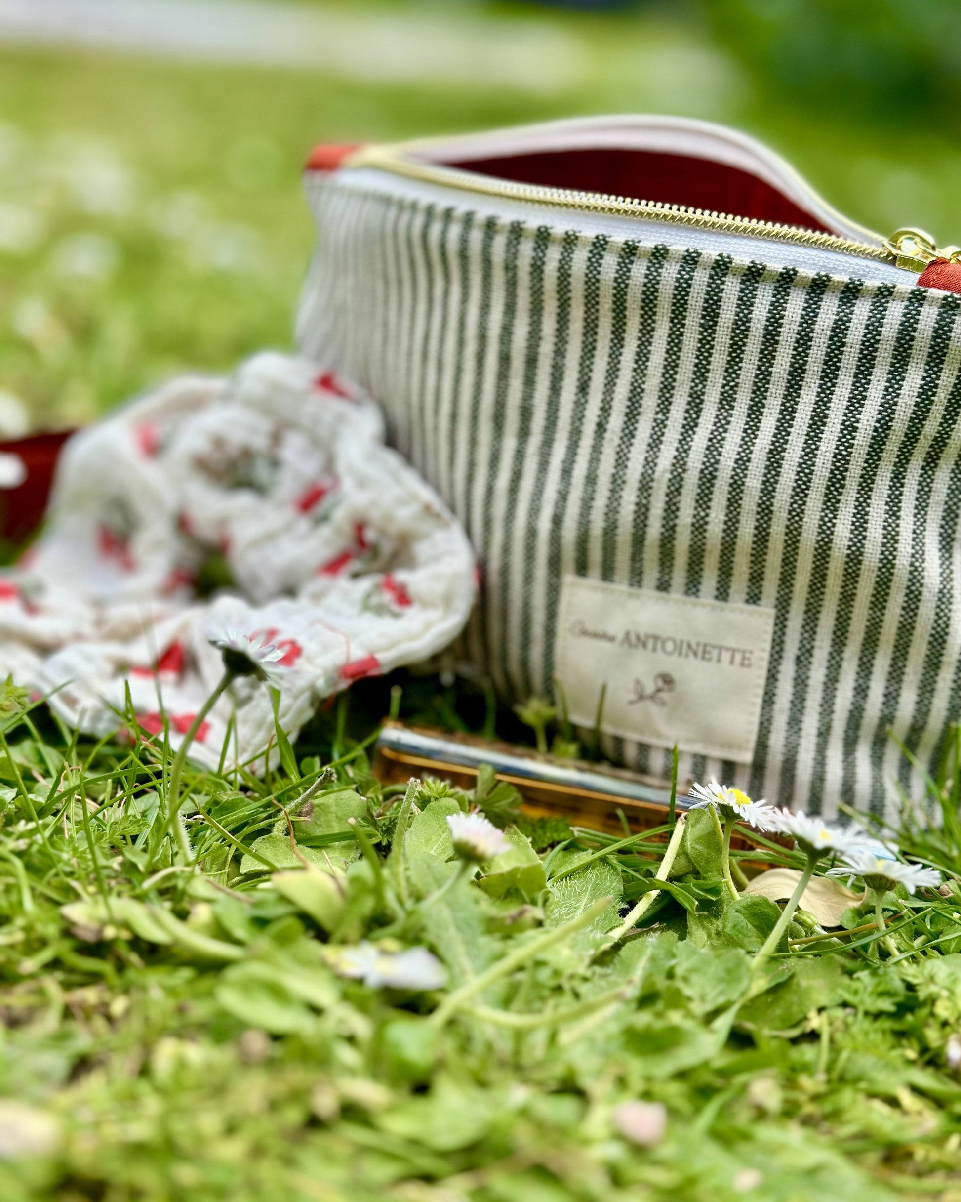 Trousse zippée Deauville Safran ouverte – doublure rouge, fermeture dorée, coton rayé – Cousine Antoinette

