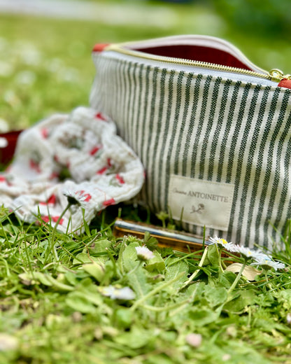 Trousse zippée Deauville Safran ouverte – doublure rouge, fermeture dorée, coton rayé – Cousine Antoinette
