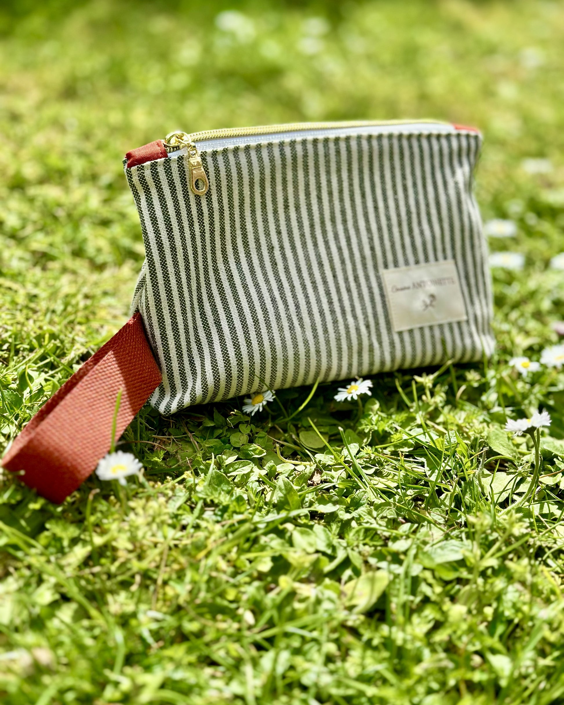 Trousse zippée Deauville Safran fermée – coton rayé, languette curry, fabriquée en France – Cousine Antoinette
