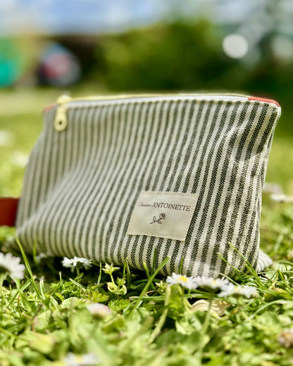 Dos de la trousse zippée Deauville Safran – étiquette signature Cousine Antoinette, coton rayé artisanal
