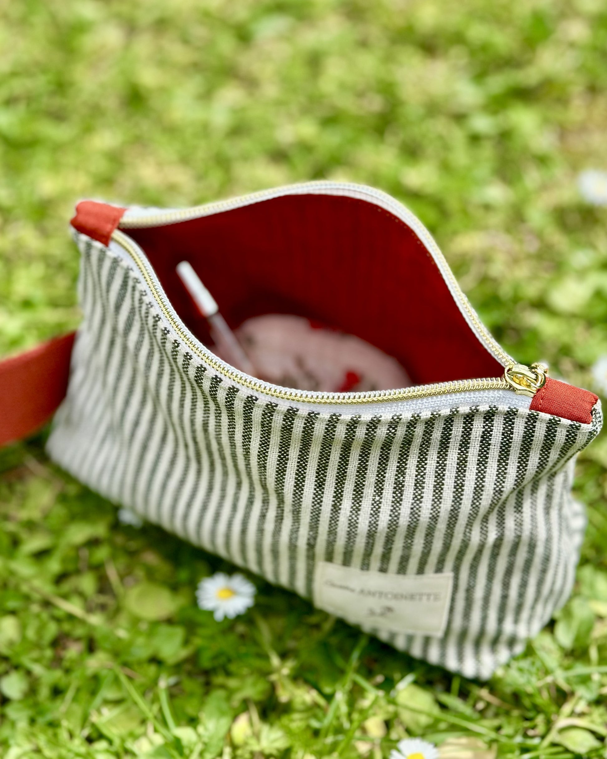 Trousse zippée Deauville Safran ouverte – intérieur fleuri, coton rayé Oeko-Tex, cousue main – Cousine Antoinette
