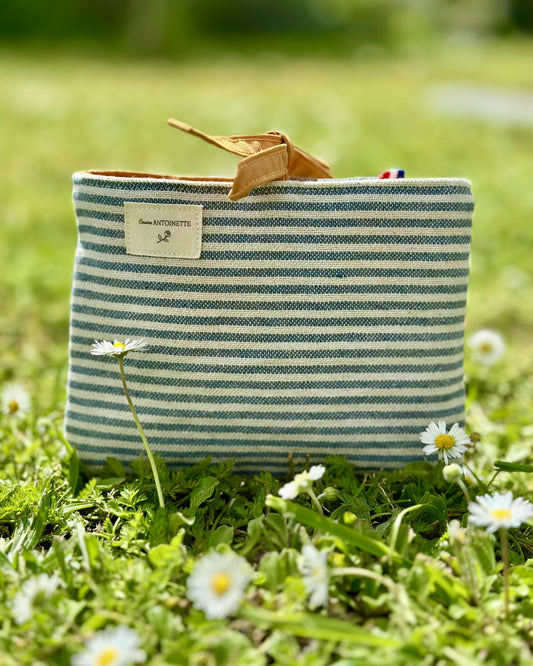 Pochette plate Deauville Curry de la marque Cousine Antoinette, petite trousse élégante en tissu coloré avec fermeture éclair.